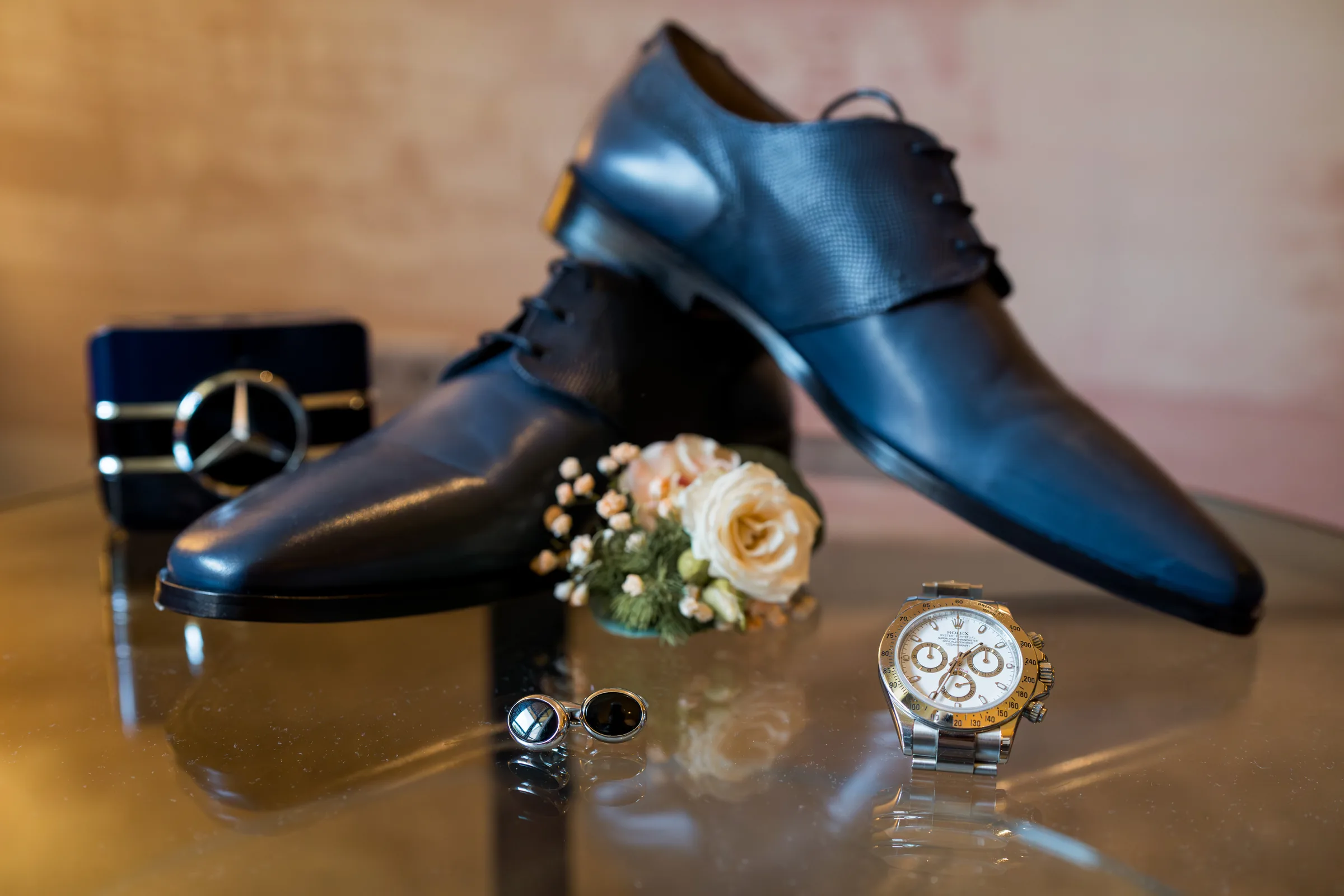 Schuhe, Uhr und Manschettenknöpfe des Bräutigams