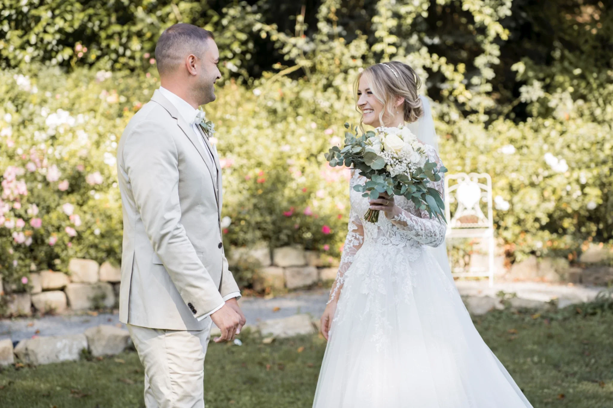 Marie und Nassim küssen sich im Garten bei ihrer Hochzeit in der Eventmühle Kraichgau