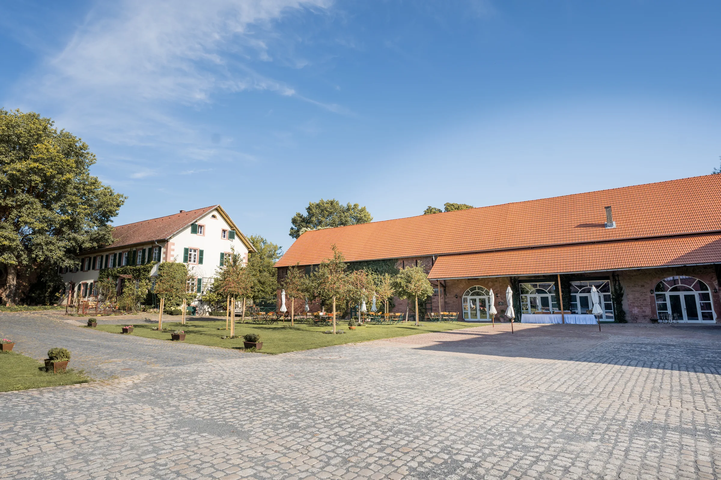 Außenansicht des Hofgut Habitzheim in Otzberg bei der Hochzeit von Aylien und Lukas
