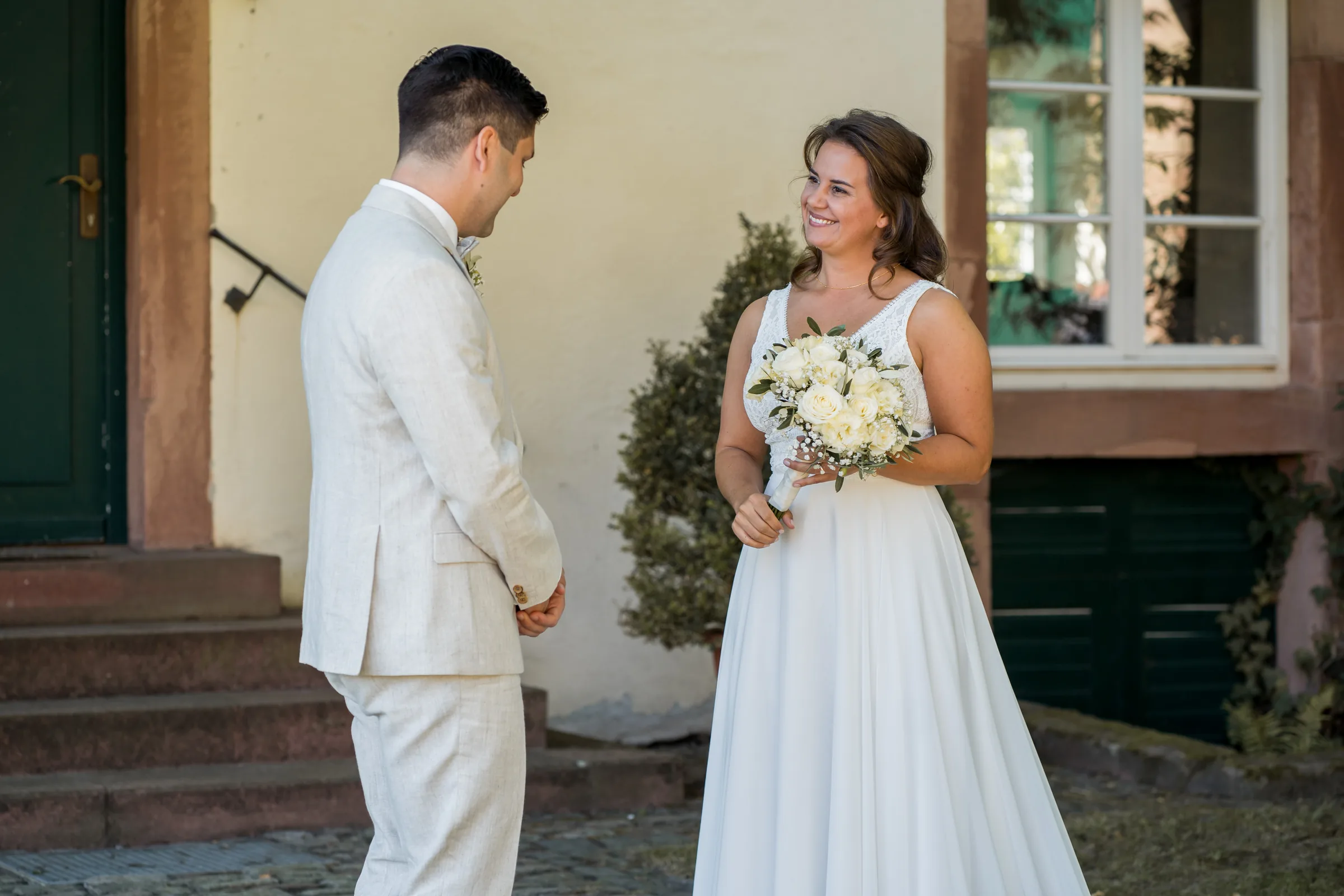 Aylien und Lukas beim First Look vor dem historischen Hofgut Habitzheim