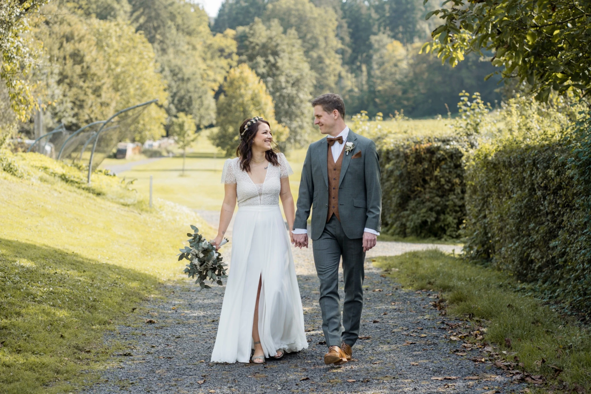 Sabrina und Tobias gehen Hand in Hand über einen Feldweg bei Gründau