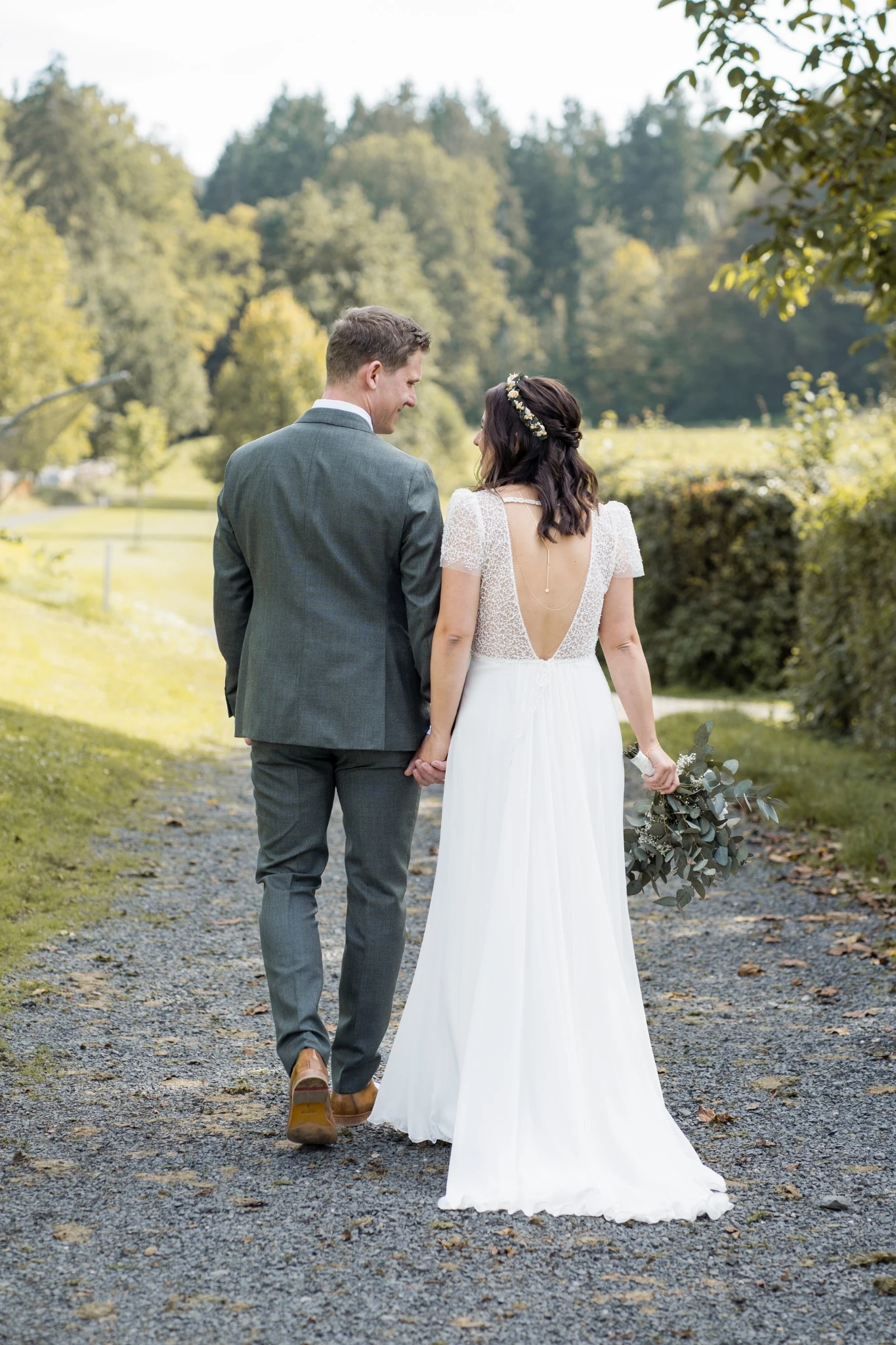 Brautpaar Sabrina und Tobias beim Spaziergang während des Paarshootings
