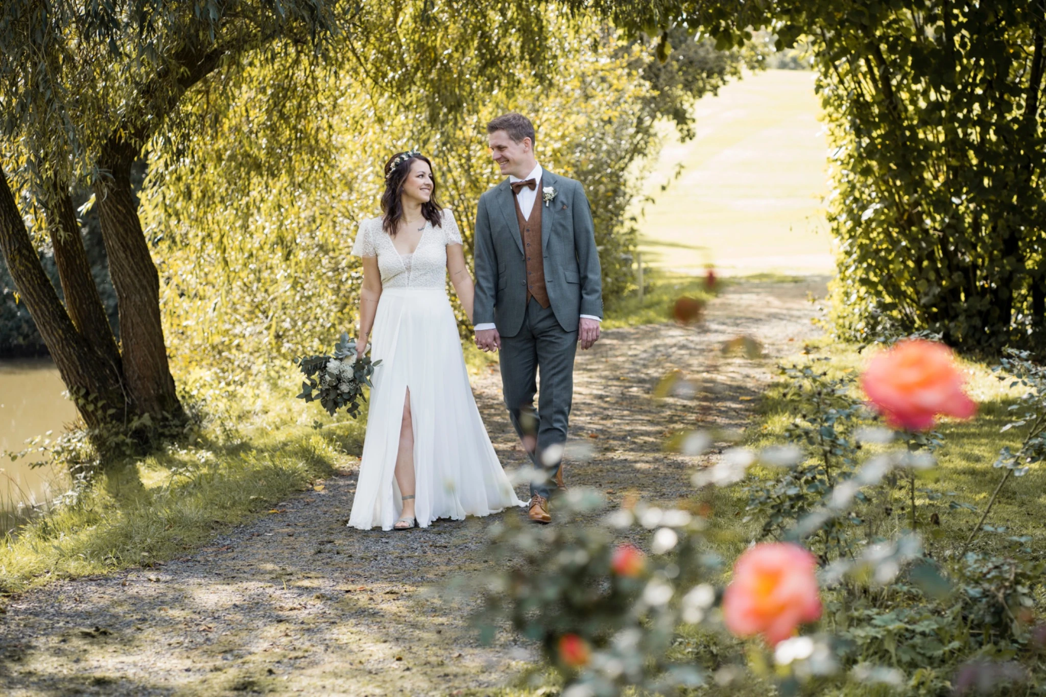 Sabrina und Tobias gehen durch einen von Bäumen überdachten Weg bei Gründau