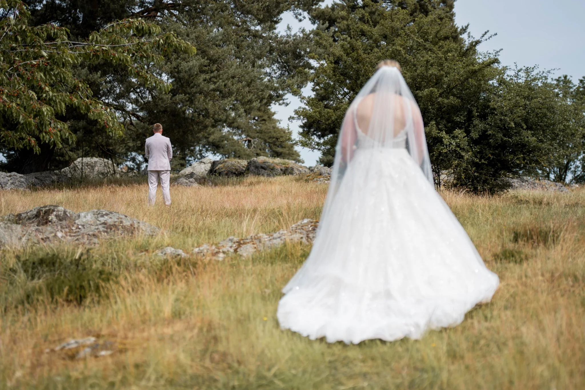 Franziska nähert sich Holger beim First Look im Feld in Wölfersheim
