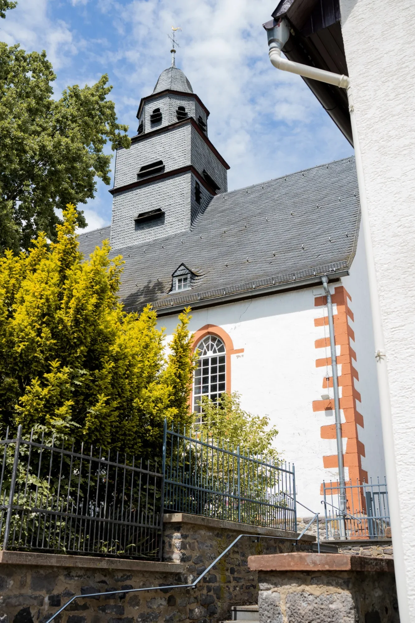 Detailaufnahme des Brautstraußes und der Eheringe