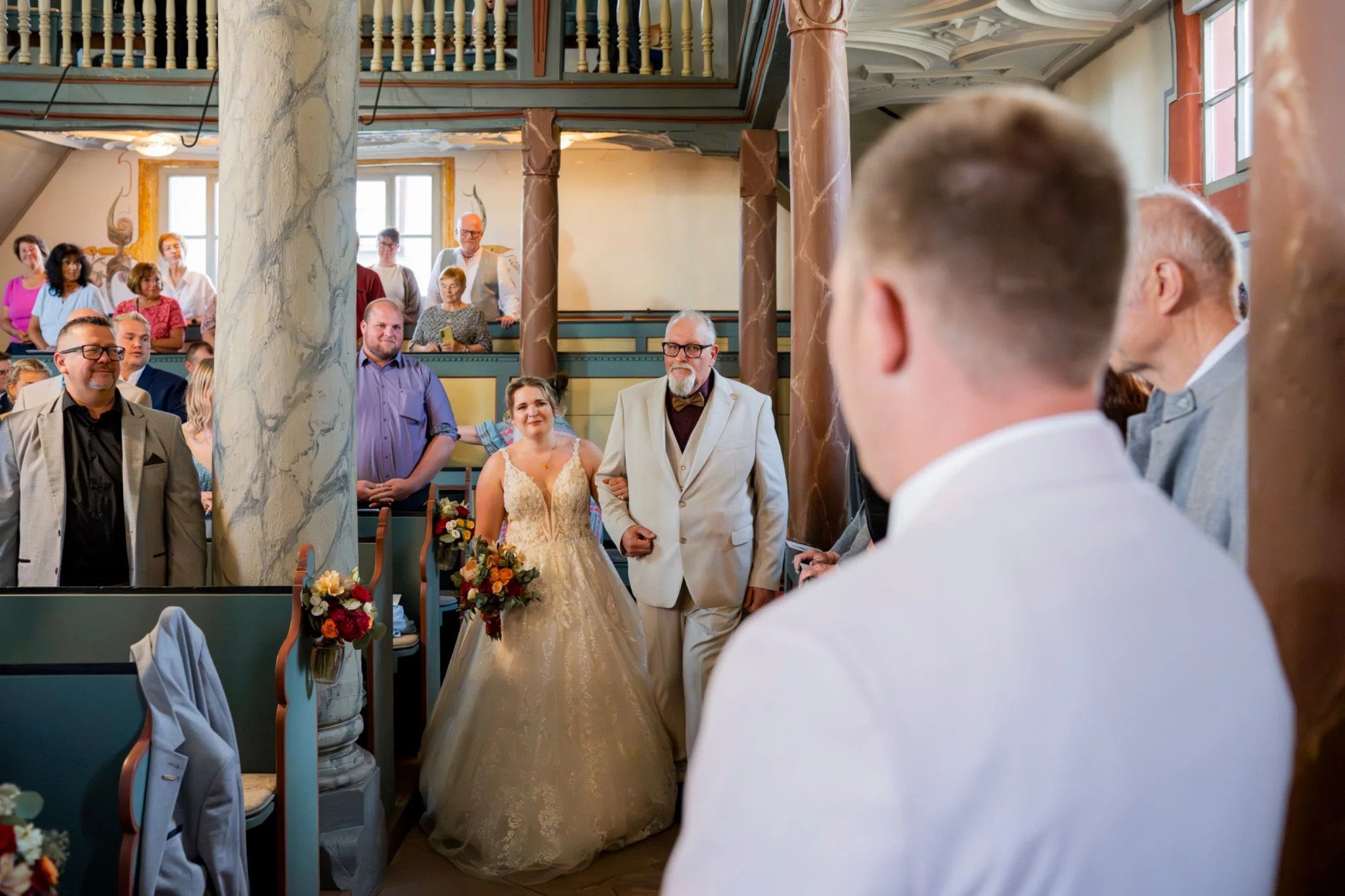 Franziska wird von ihrem Vater zur Trauung in die Kirche begleitet