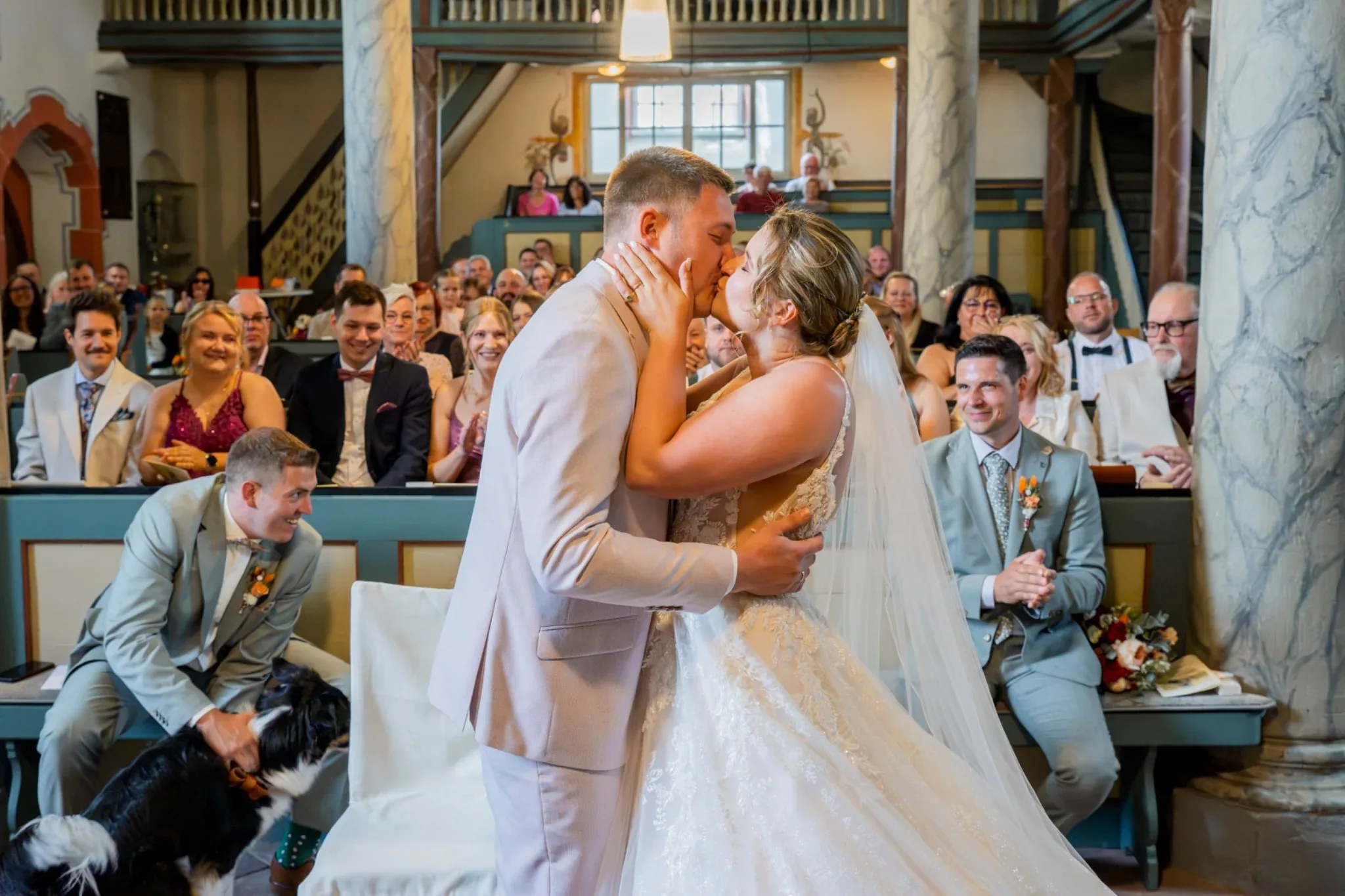 Der Hochzeitskuss von Franziska und Holger in der Kirche