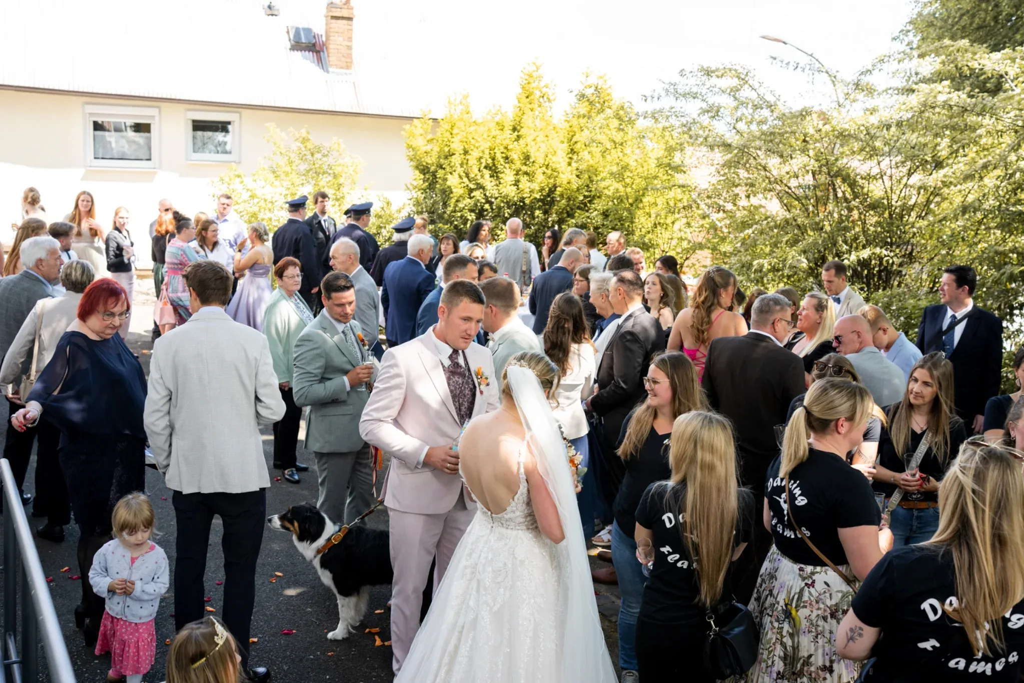Sektempfang mit Familie und Freunden nach der Trauung