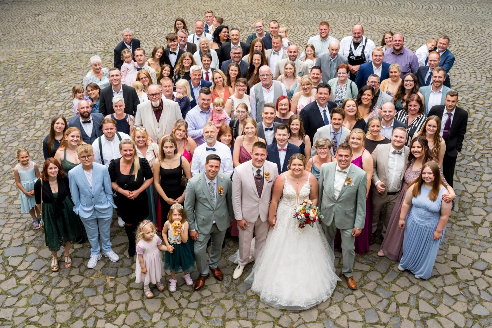 Liebevoller Moment eines Gästepaares bei der Hochzeit