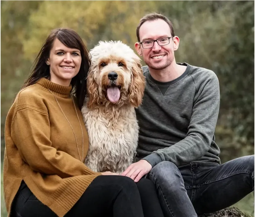 Vanessa und Tobi mit ihrem Hund Tayo