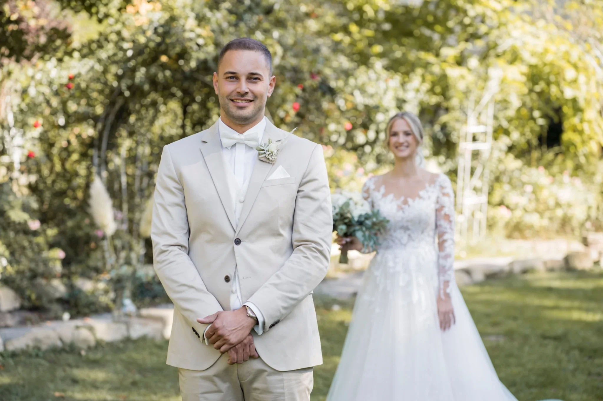 Paarshooting von Marie und Nassim auf der Wiese der Eventmühle Kraichgau