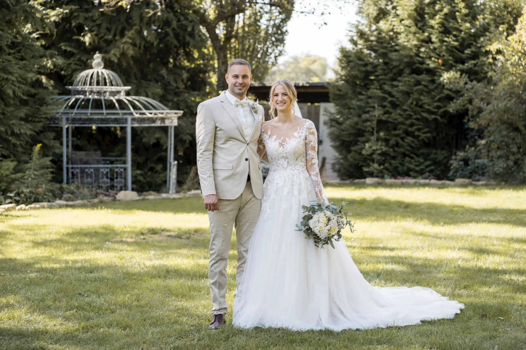 Marie und Nassim unter alten Bäumen im Garten der Eventmühle Kraichgau