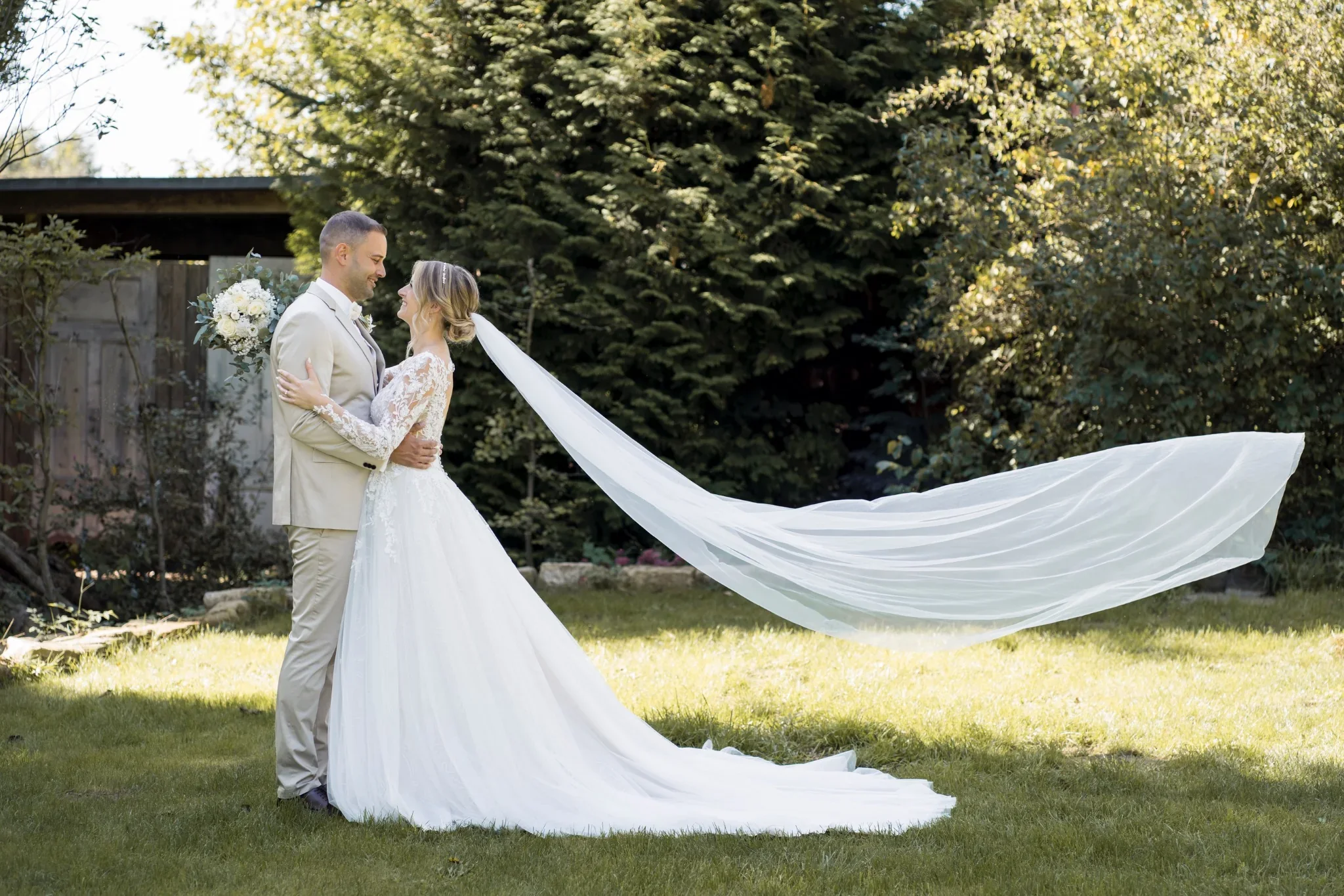 Hochformat-Portrait von Marie und Nassim in der Eventmühle Kraichgau