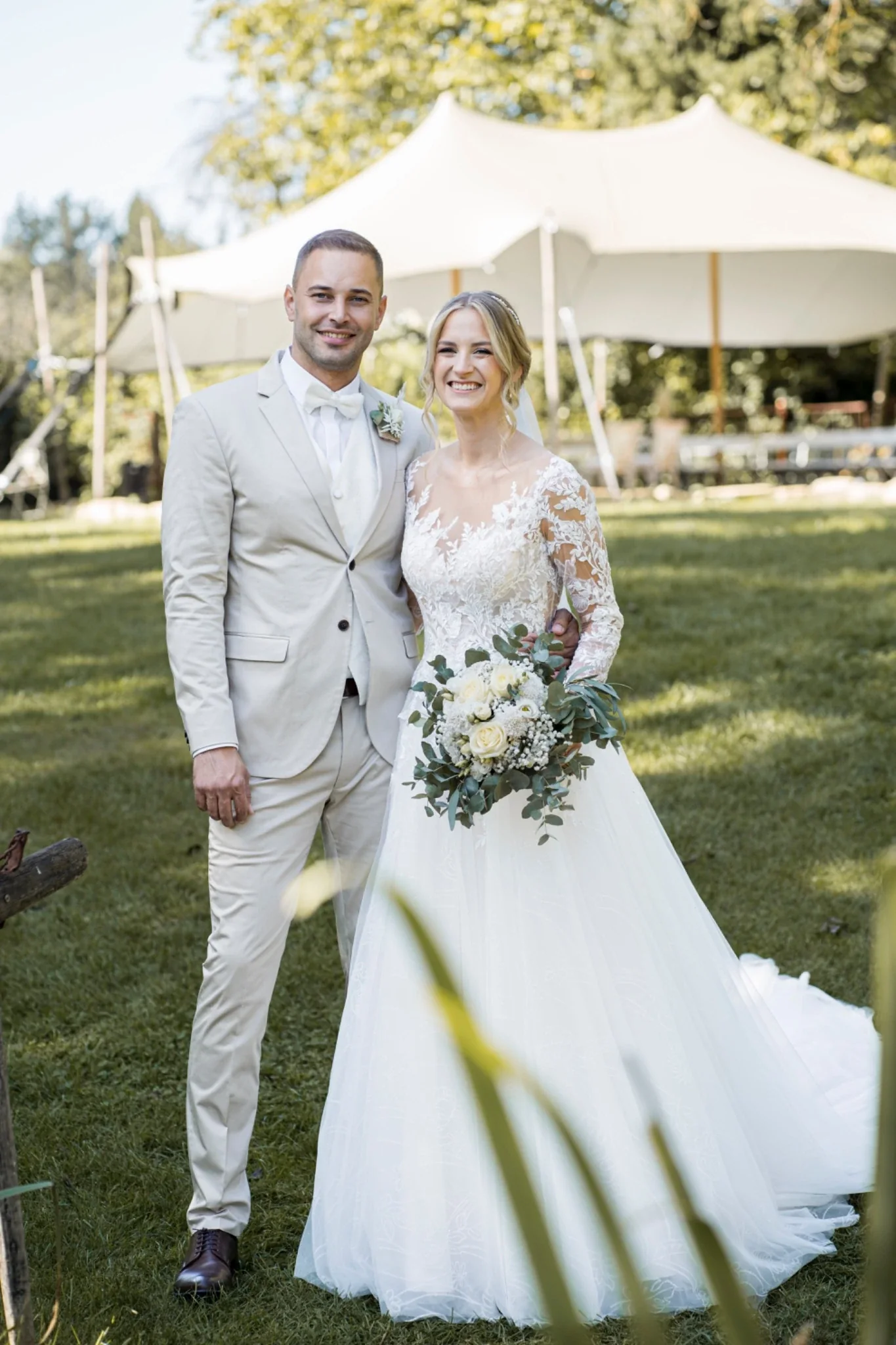Paarfoto von Marie und Nassim vor der Kulisse der Eventmühle Kraichgau