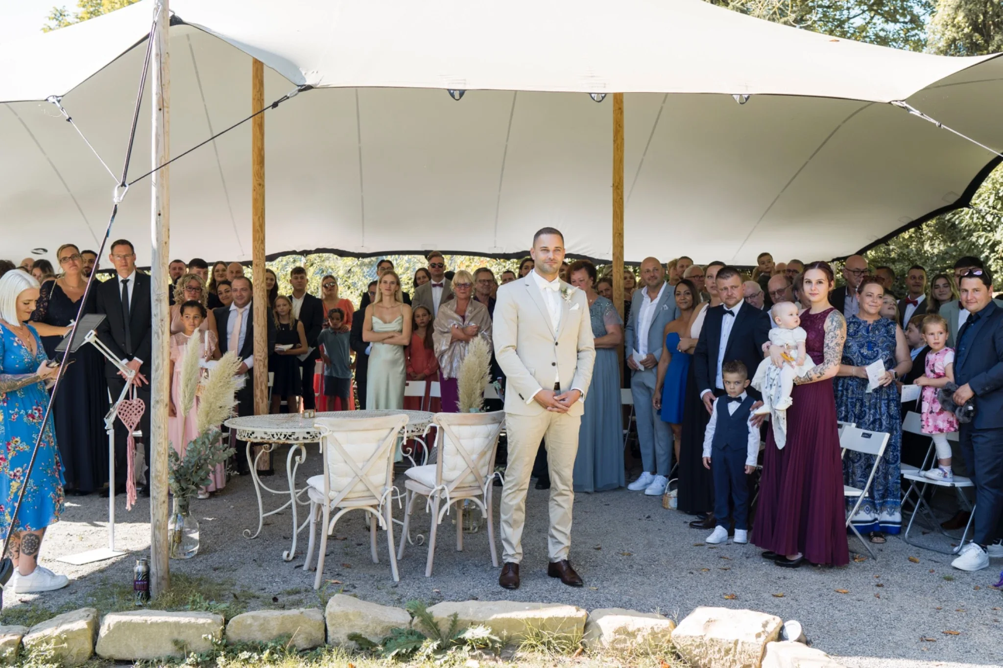 Zärtlicher Moment zwischen Marie und Nassim im Grünen