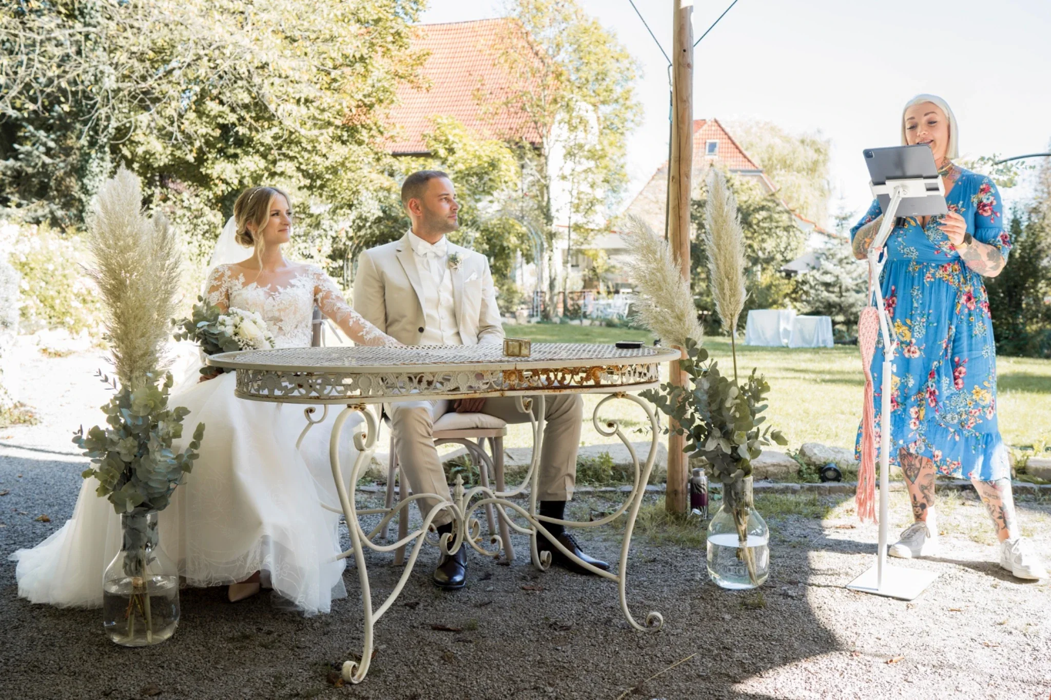 Ringtausch von Marie und Nassim während der freien Trauung