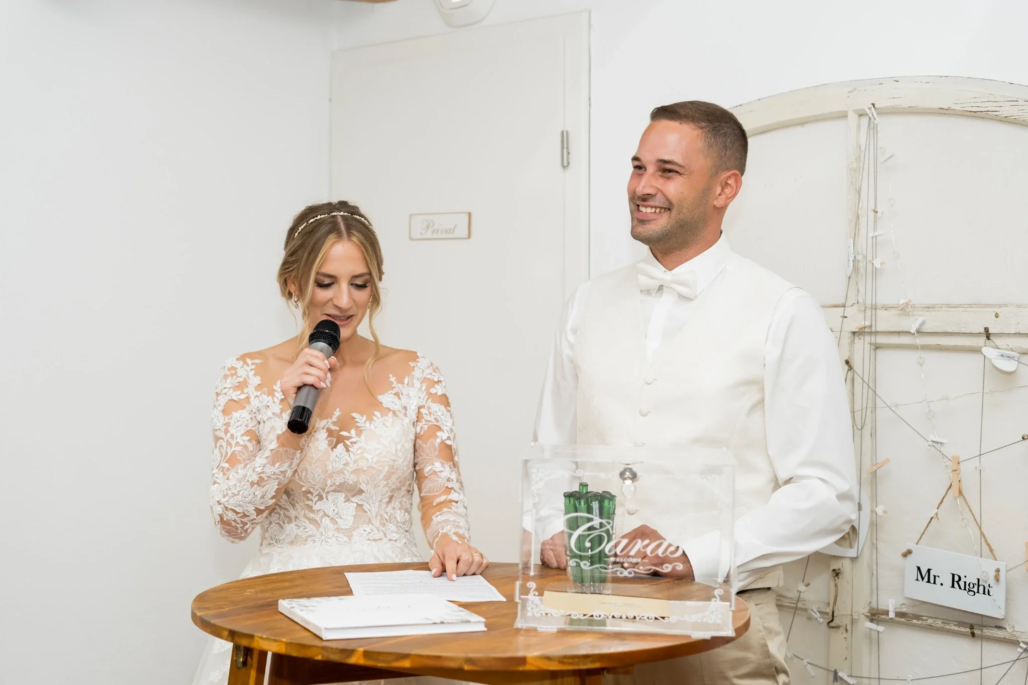 Marie und Nassim schneiden gemeinsam die Hochzeitstorte an