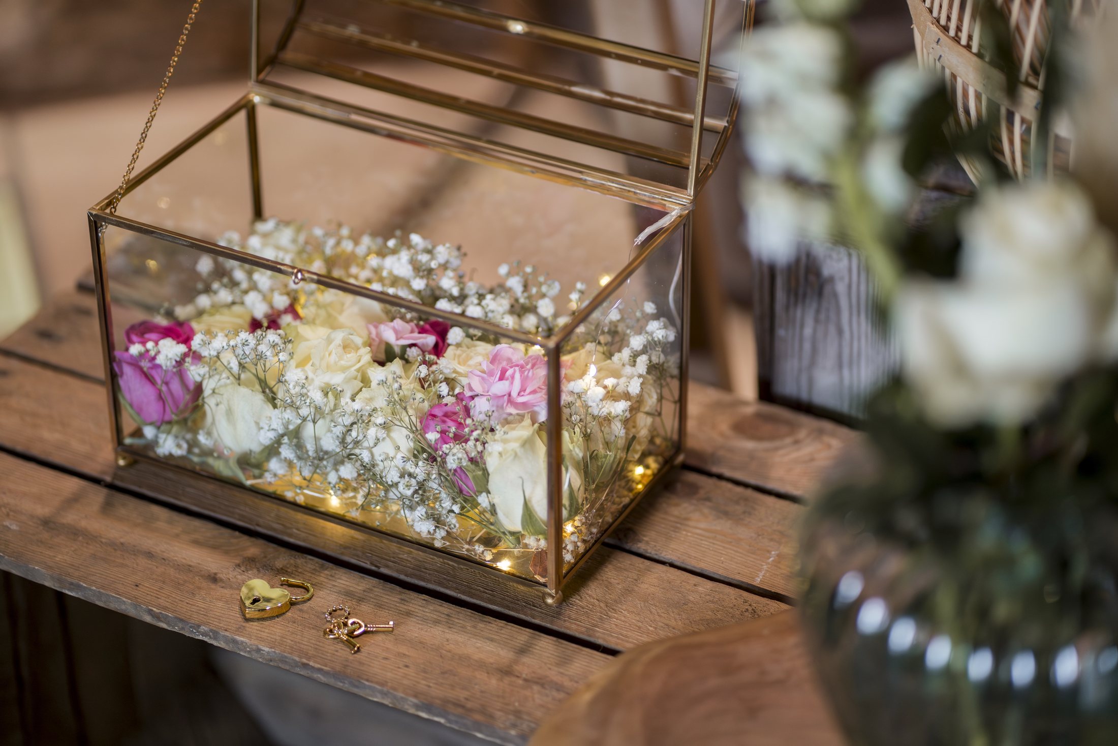 Blumen und Ringe in einer Glasbox als Detail bei der Winterhochzeit im Sippelshof Fulda