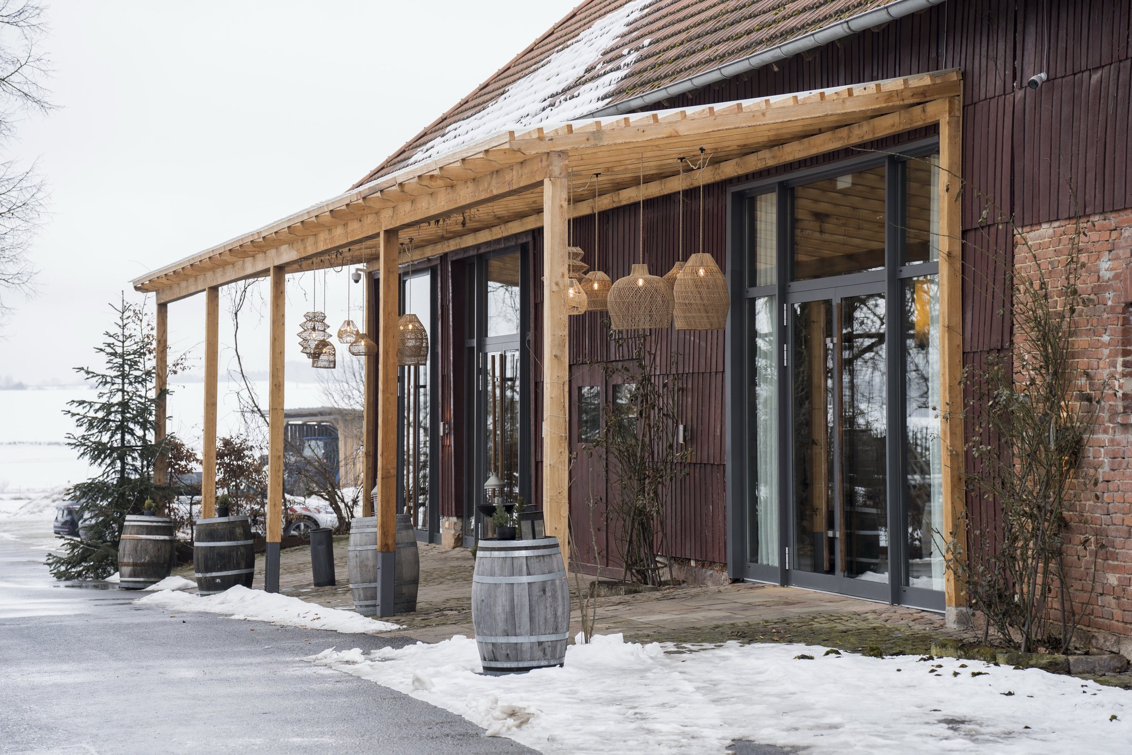 Außenansicht des Sippelshofs bei winterlicher Hochzeit in Fulda