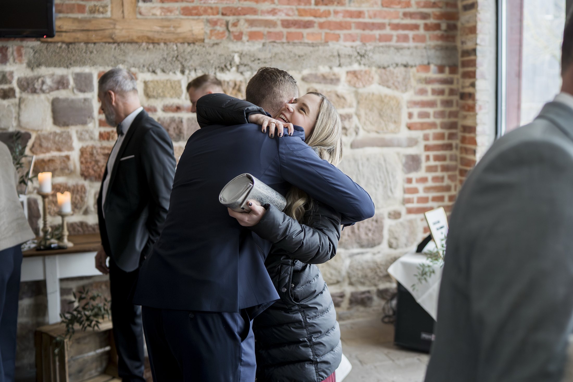 Emotionale Begrüßung und Umarmung vor der Hochzeit von Lisa und Yannick im Sippelshof Fulda