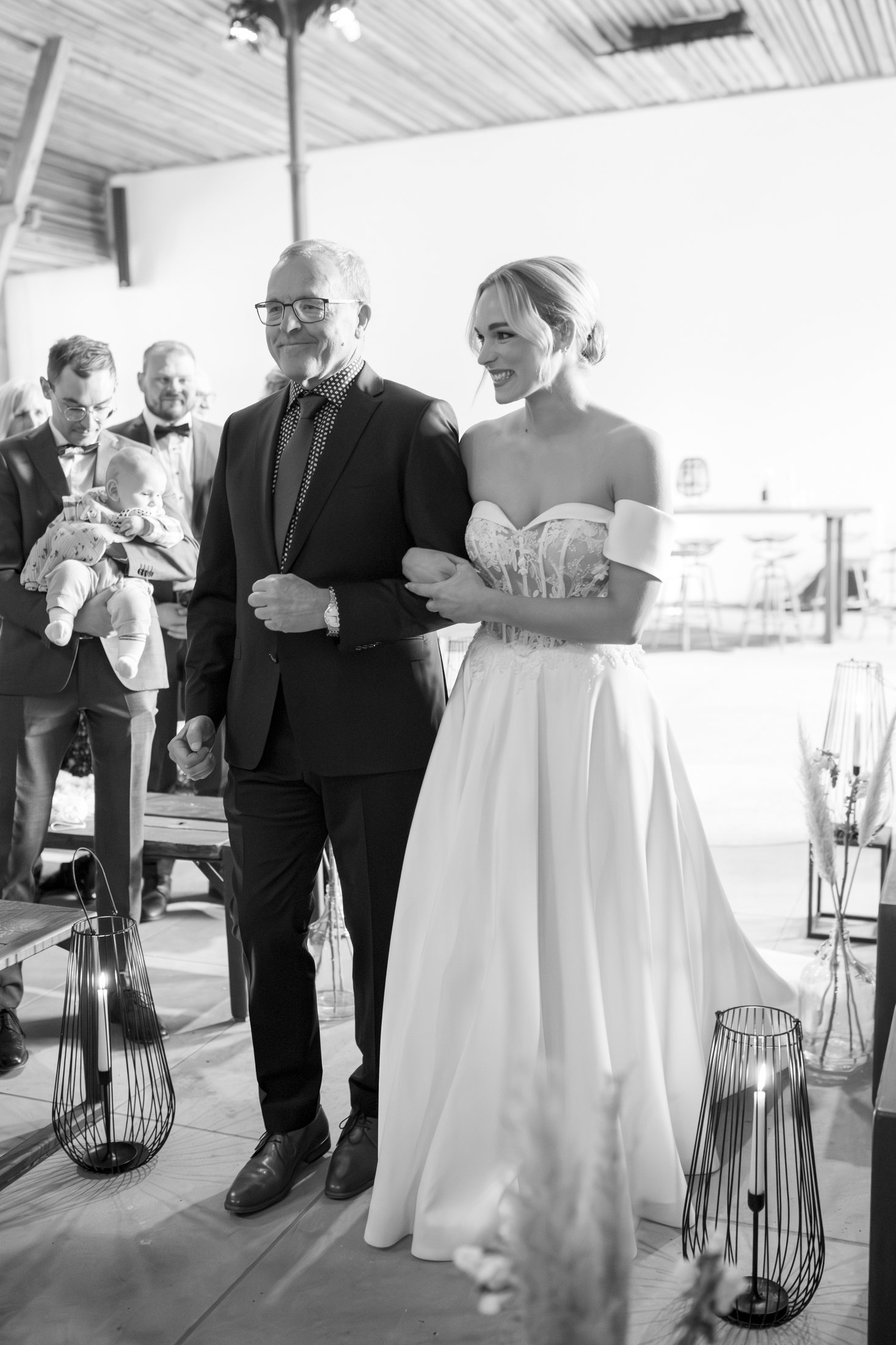 Braut beim Einzug mit ihrem Vater während der Winterhochzeit im Sippelshof Fulda