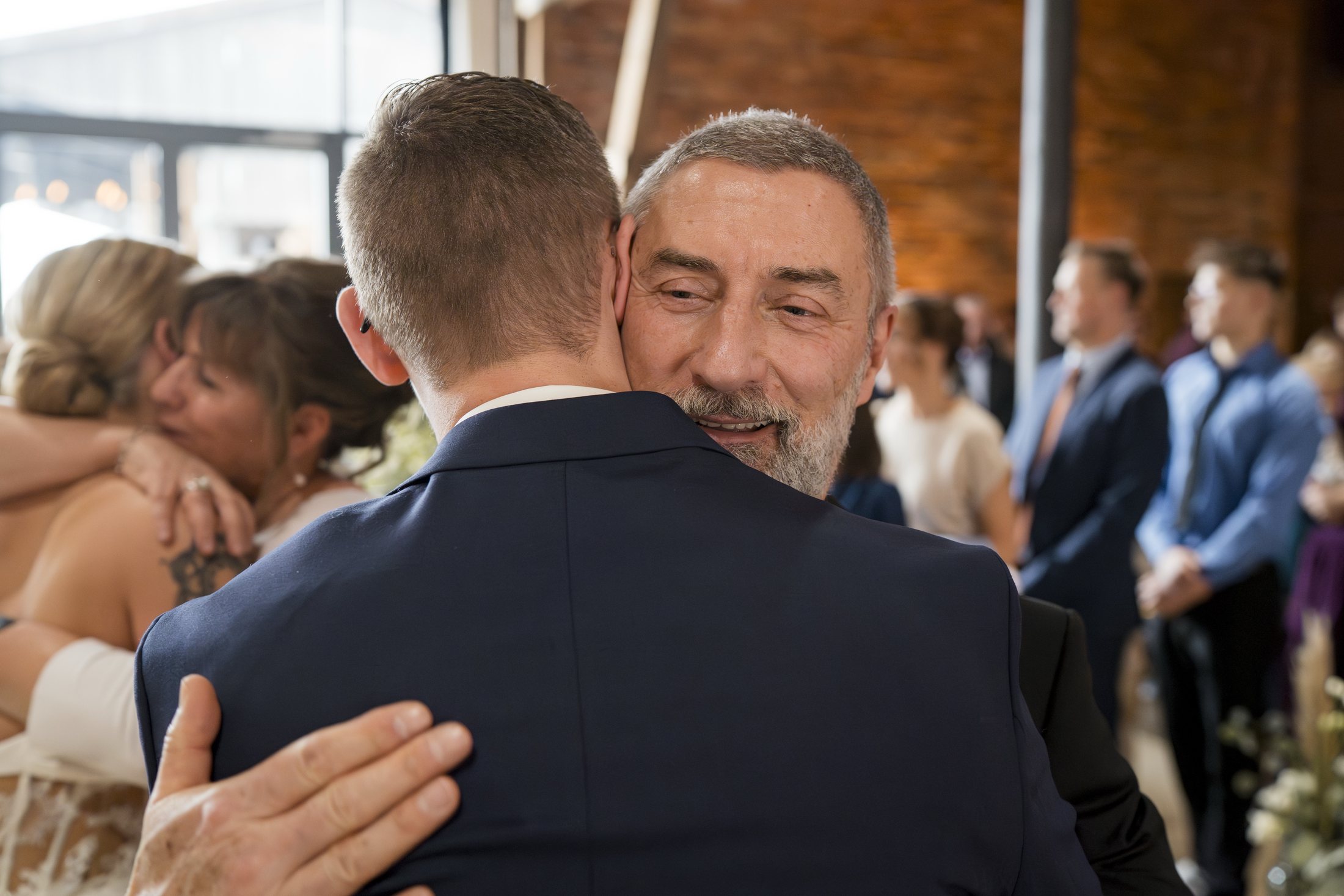Herzliche Gratulation des Vaters nach der Hochzeit im Sippelshof Fulda