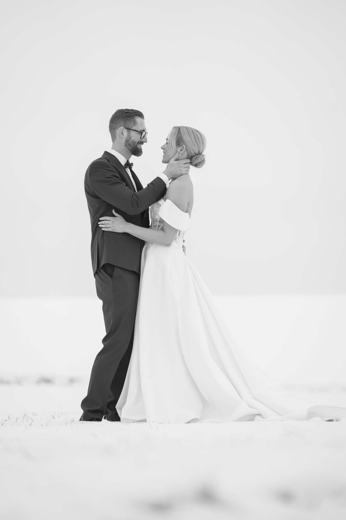 Schwarzweiß-Portrait des Brautpaares im Schnee bei einer Winterhochzeit in Fulda