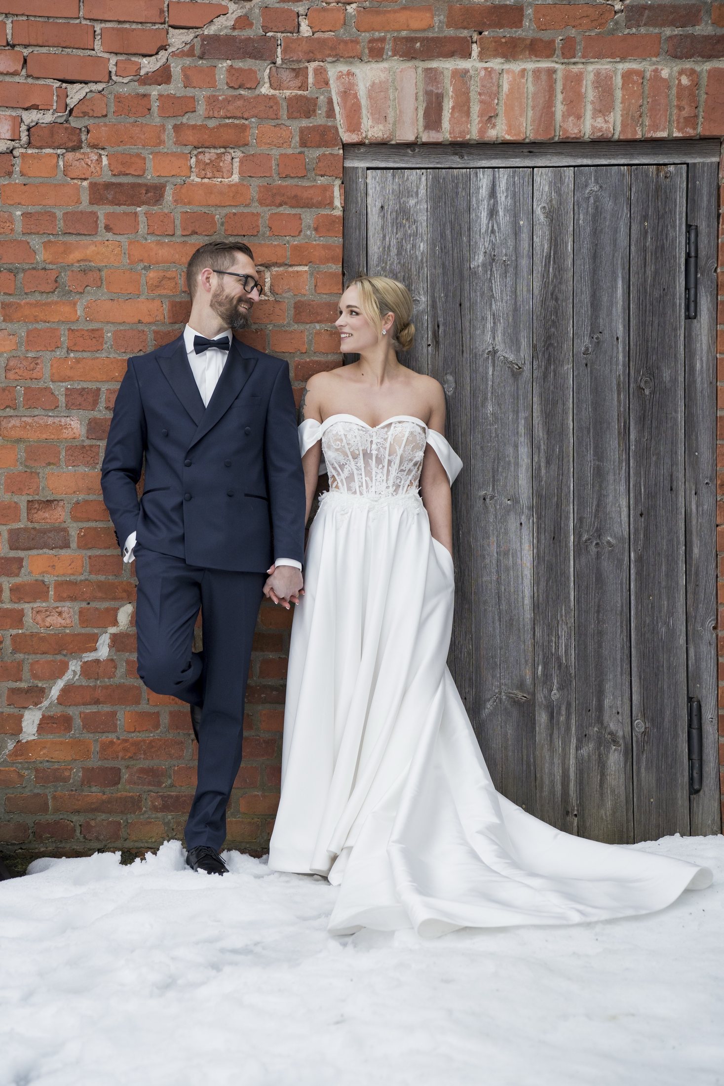Lisa und Yannick vor rustikaler Backsteinwand beim Sippelshof Fulda